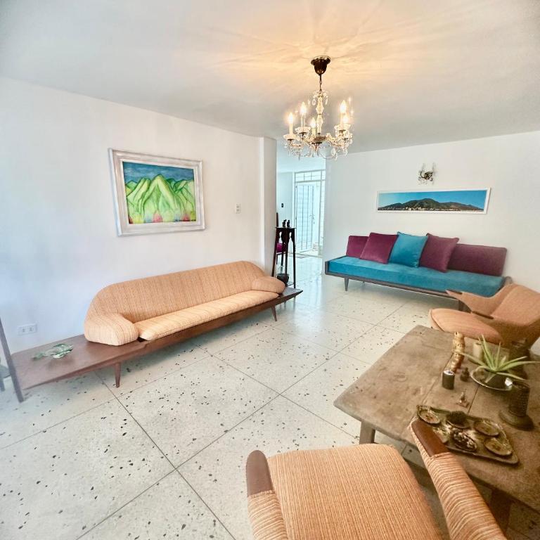 Apartamento Único en Caracas 3 habitaciones, 3 baños, terrazas, hamaca, estacionamiento, smartv, wifi y una decoración brutal estilo Art Déco - Moderno - Deluxe Apartment - 26