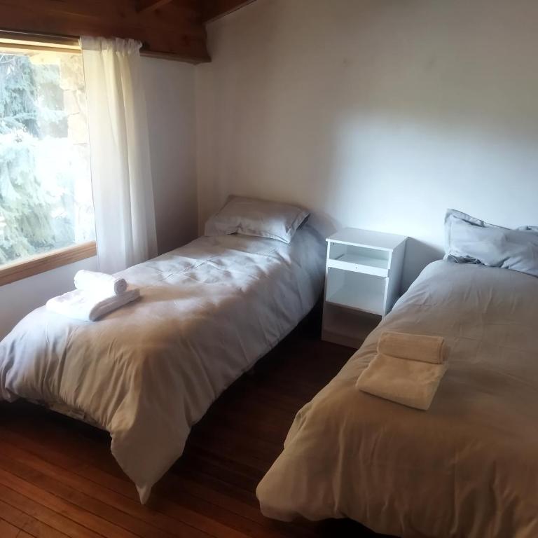 LA Nevadita, Chalet cabin located near the center- It includes suite room with double bed and another 2 bedrooms with two singles beds- Living room fireplace, Hot water, WI-FI - Chalet de 3 dormitorios - 33