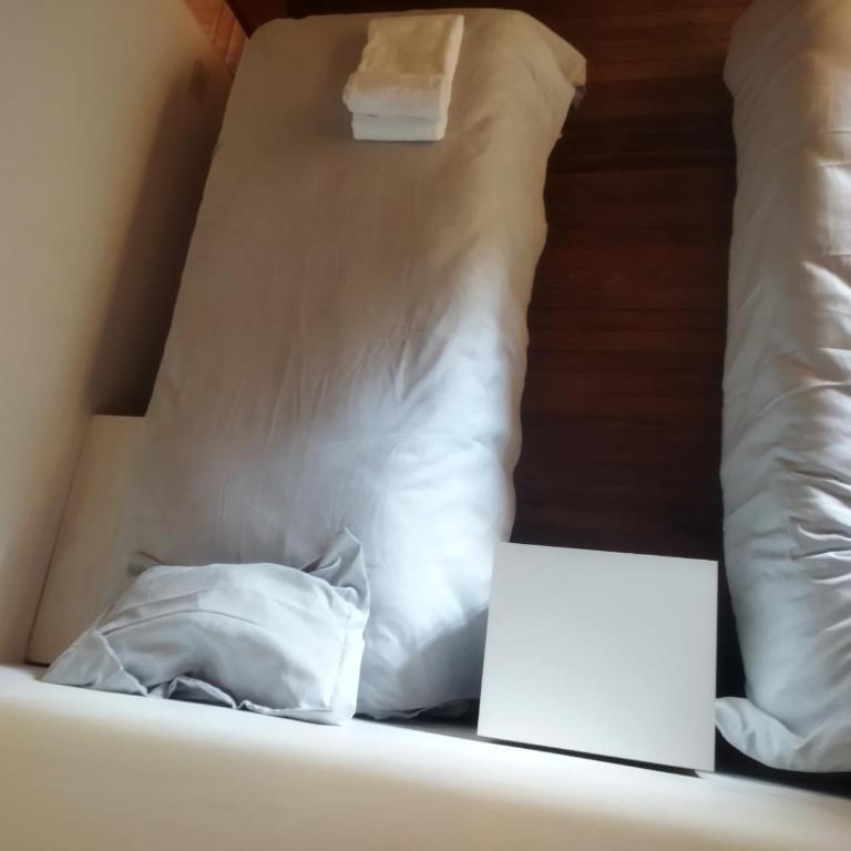 LA Nevadita, Chalet cabin located near the center- It includes suite room with double bed and another 2 bedrooms with two singles beds- Living room fireplace, Hot water, WI-FI - Chalet de 3 dormitorios - 34