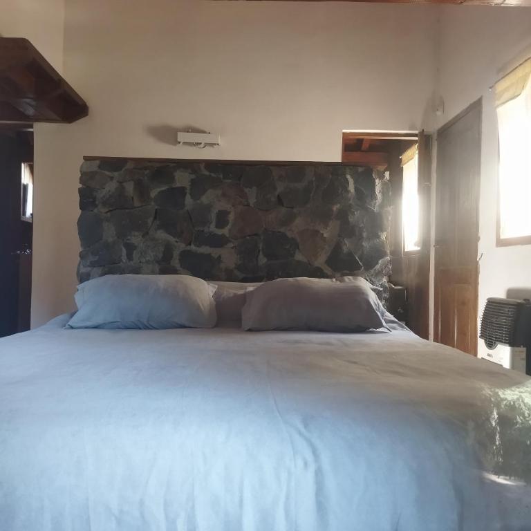 LA Nevadita, Chalet cabin located near the center- It includes suite room with double bed and another 2 bedrooms with two singles beds- Living room fireplace, Hot water, WI-FI - Chalet de 3 dormitorios - 37