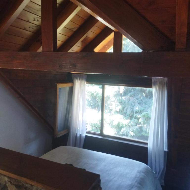 LA Nevadita, Chalet cabin located near the center- It includes suite room with double bed and another 2 bedrooms with two singles beds- Living room fireplace, Hot water, WI-FI - Chalet de 3 dormitorios - 36