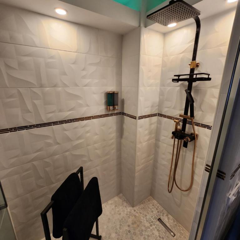 Love Room romantique avec Jacuzzi 2 places - Studio Lit Queen-Size de Luxe - 13