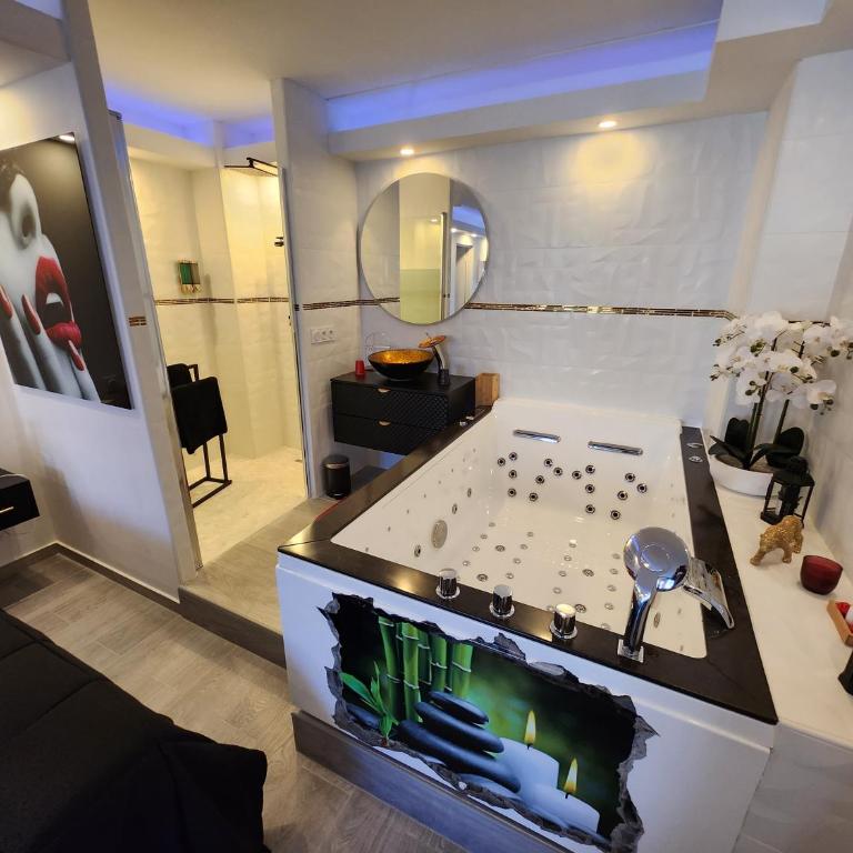 Love Room romantique avec Jacuzzi 2 places - Studio Lit Queen-Size de Luxe - 11