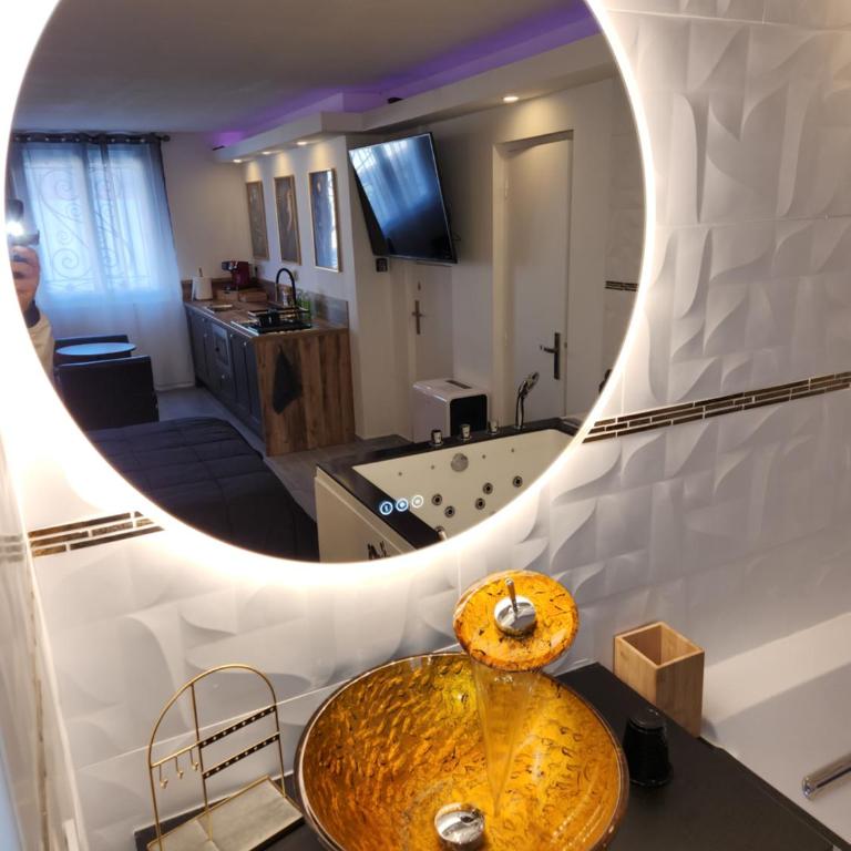 Love Room romantique avec Jacuzzi 2 places - Studio Lit Queen-Size de Luxe - 14