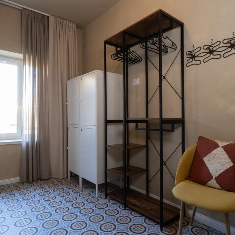 HOPESTEL Secret Garden Napoli - Posto Letto in Dormitorio Femminile per 4 Persone - 2