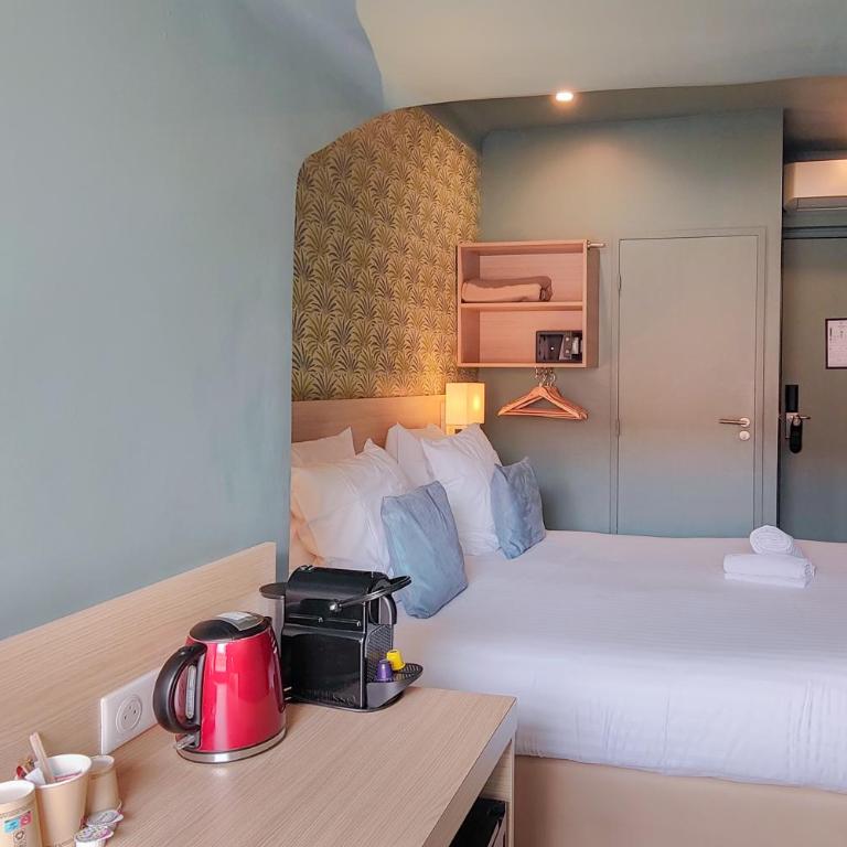Hôtel Du Centre, un hôtel AMMI - Superior Room with Notre Dame view - 12