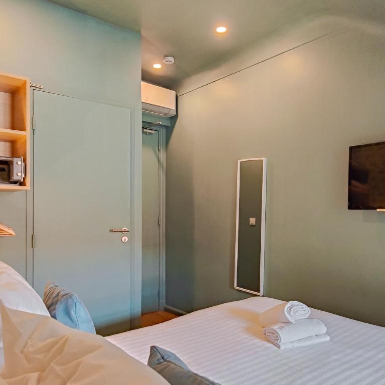 Hôtel Du Centre, un hôtel AMMI - Superior Room with Notre Dame view - 10