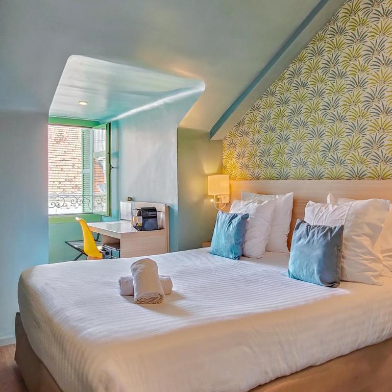 Hôtel Du Centre, un hôtel AMMI - Superior Room with Notre Dame view - 8
