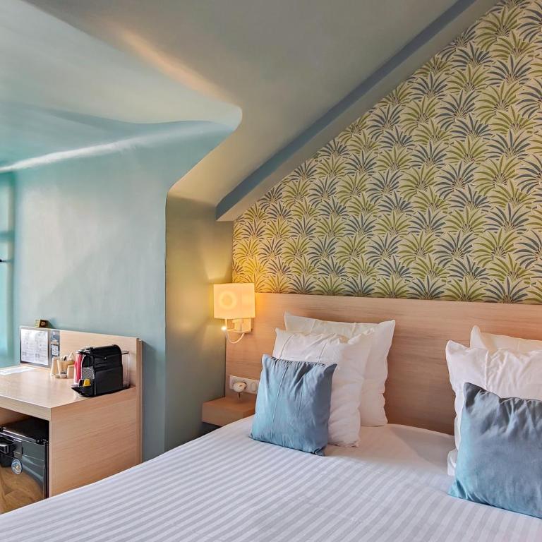 Hôtel Du Centre, un hôtel AMMI - Superior Room with Notre Dame view - 11