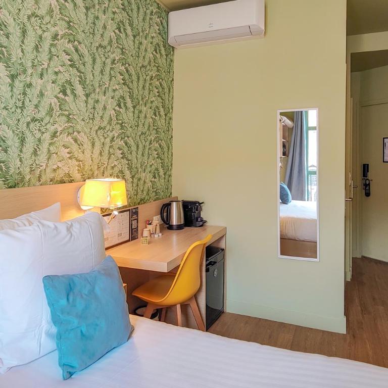 Hôtel Du Centre, un hôtel AMMI - Superior Room with Notre Dame view - 16