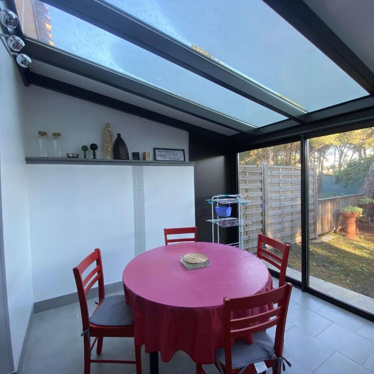 Villa mitoyenne au calme avec parking et piscine commune - FR-1-607-126 - Villa - 5