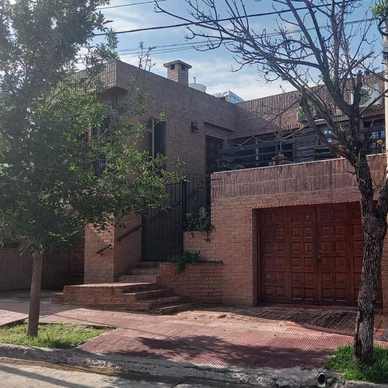 CASA AMPLIA Y CONFORTABLE - Casa de 3 dormitorios - 1