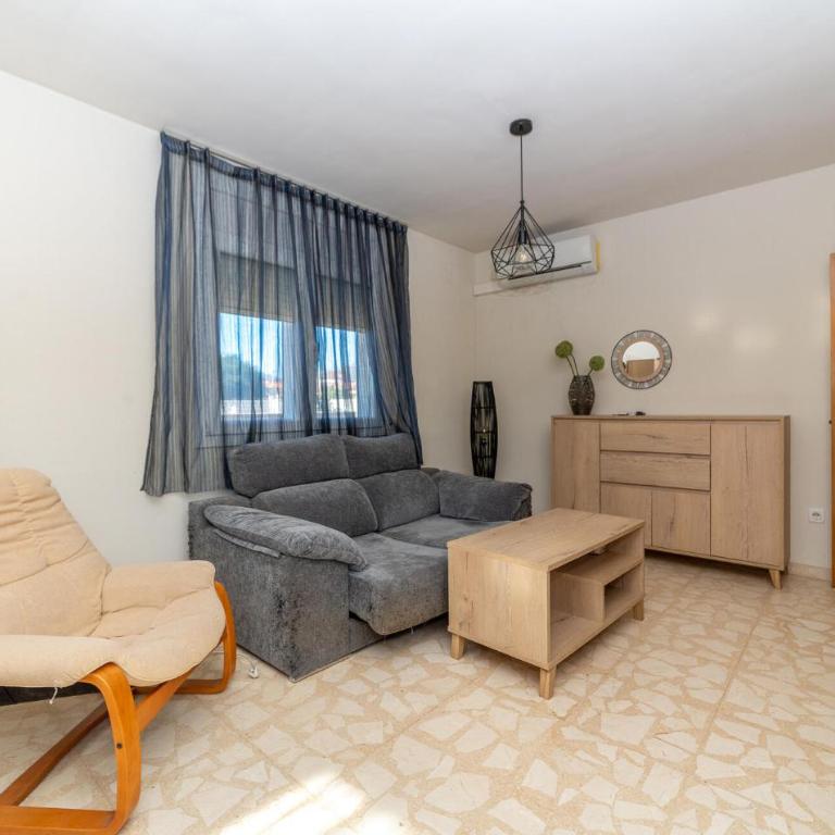 3 Bedroom Beach Front Home In Miami Platja - Three-Bedroom Vacation Home - 15