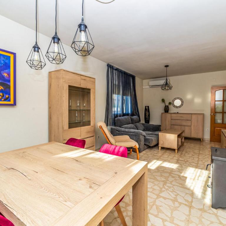 3 Bedroom Beach Front Home In Miami Platja - Three-Bedroom Vacation Home - 13