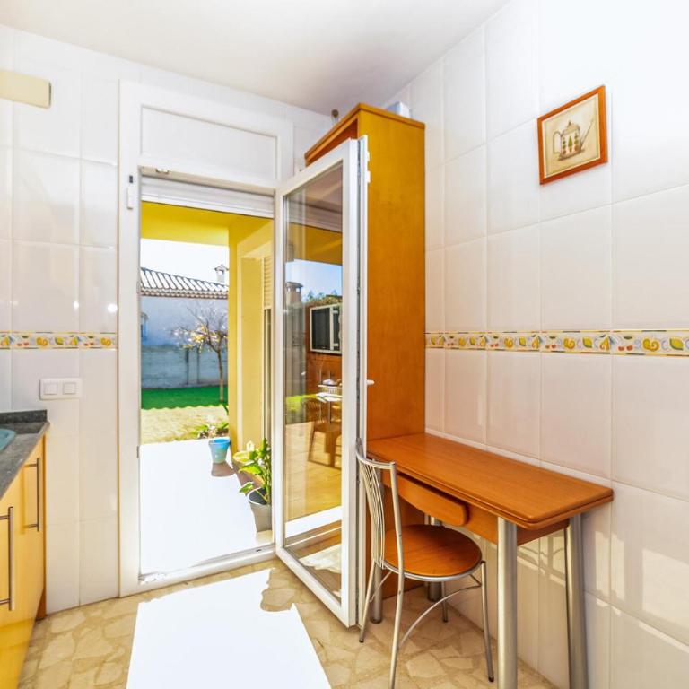 3 Bedroom Beach Front Home In Miami Platja - Three-Bedroom Vacation Home - 18