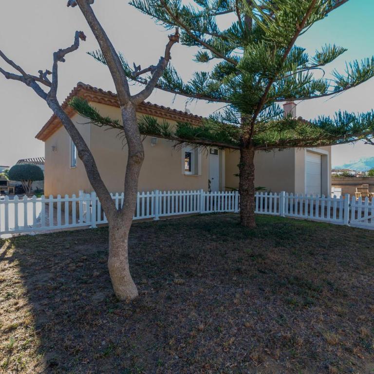 3 Bedroom Beach Front Home In Miami Platja - Three-Bedroom Vacation Home - 10