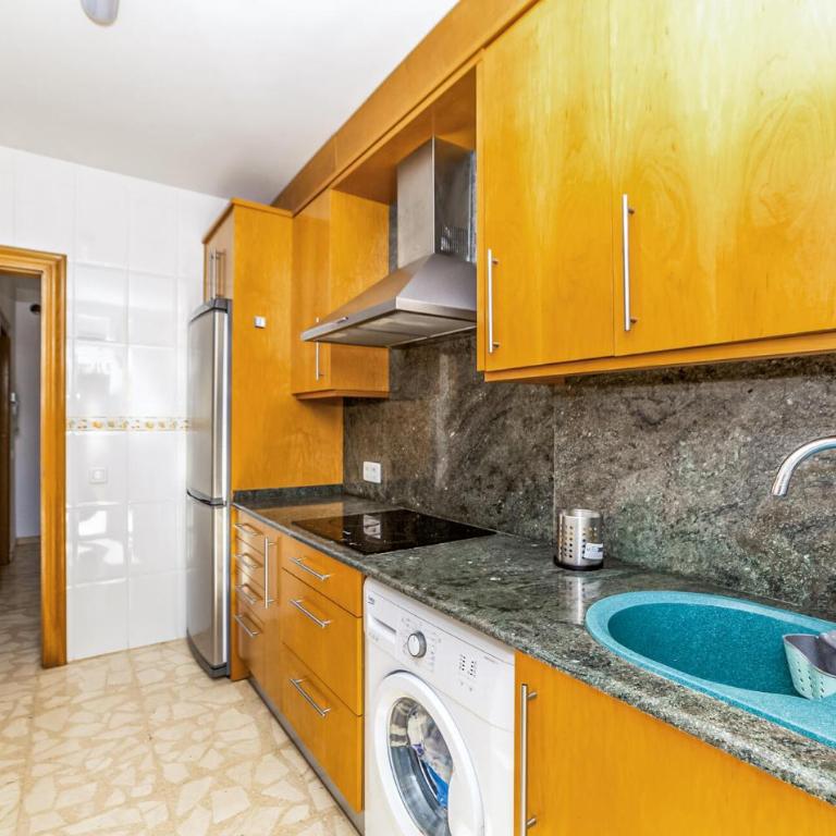 3 Bedroom Beach Front Home In Miami Platja - Three-Bedroom Vacation Home - 16