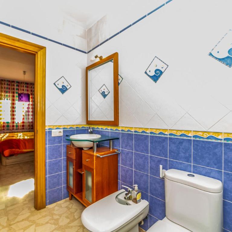 3 Bedroom Beach Front Home In Miami Platja - Three-Bedroom Vacation Home - 32