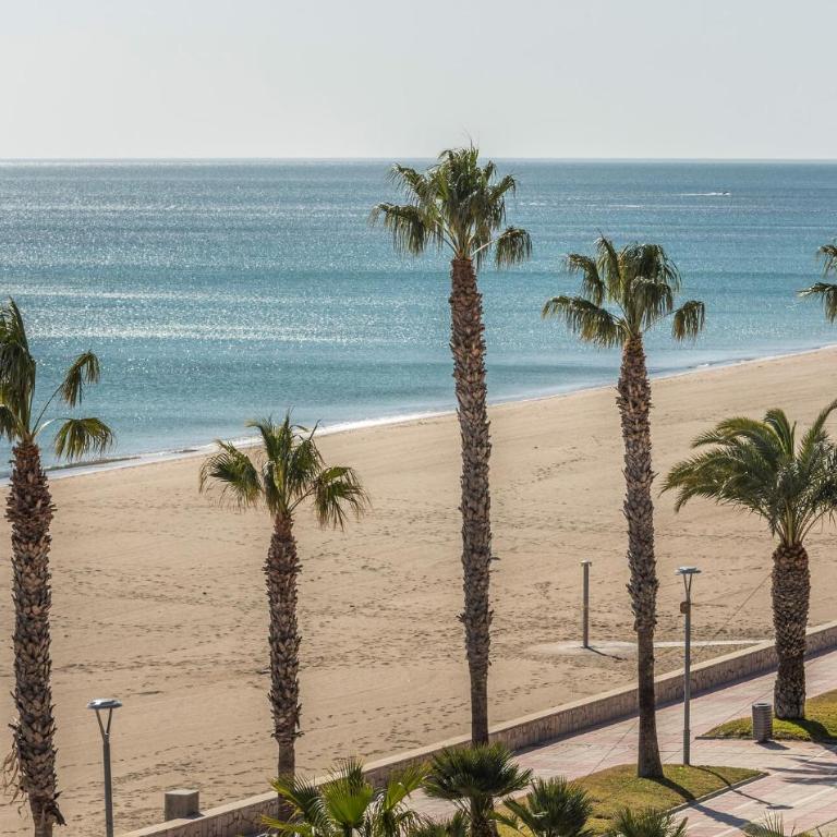3 Bedroom Beach Front Home In Miami Platja - Three-Bedroom Vacation Home - 34