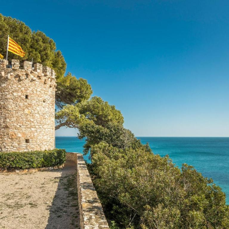 3 Bedroom Beach Front Home In Miami Platja - Three-Bedroom Vacation Home - 36