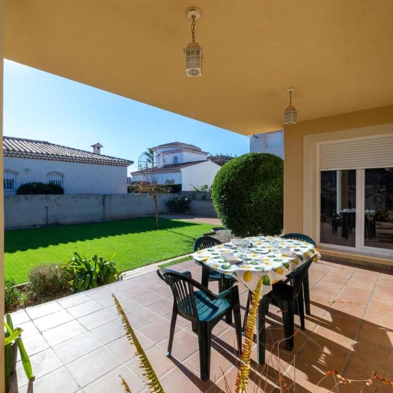 3 Bedroom Beach Front Home In Miami Platja - Three-Bedroom Vacation Home - 2
