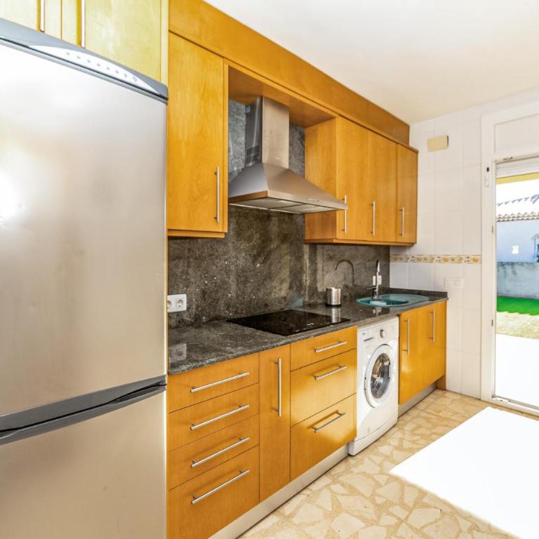 3 Bedroom Beach Front Home In Miami Platja - Three-Bedroom Vacation Home - 5