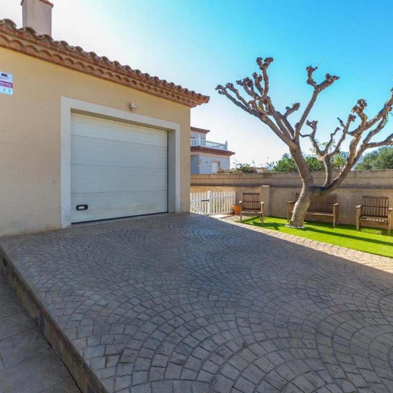 3 Bedroom Beach Front Home In Miami Platja - Three-Bedroom Vacation Home - 8