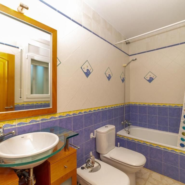3 Bedroom Beach Front Home In Miami Platja - Three-Bedroom Vacation Home - 31