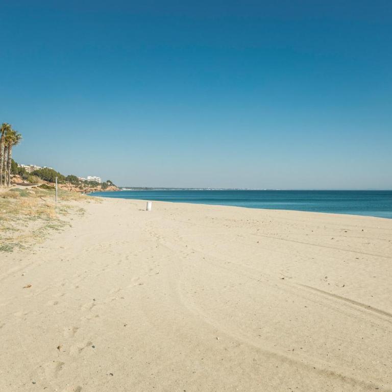 3 Bedroom Beach Front Home In Miami Platja - Three-Bedroom Vacation Home - 35