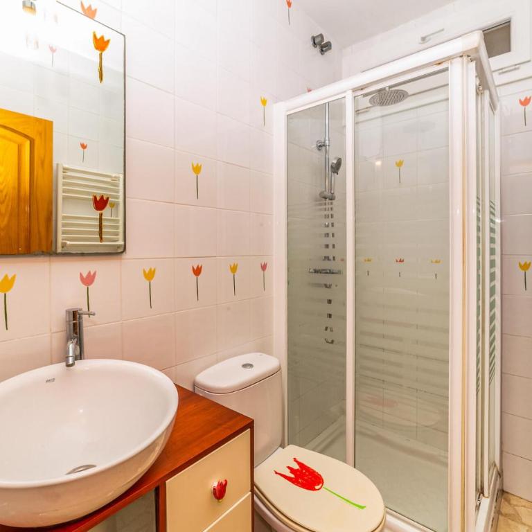 3 Bedroom Beach Front Home In Miami Platja - Three-Bedroom Vacation Home - 29
