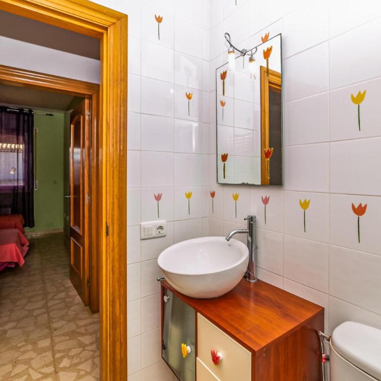 3 Bedroom Beach Front Home In Miami Platja - Three-Bedroom Vacation Home - 30