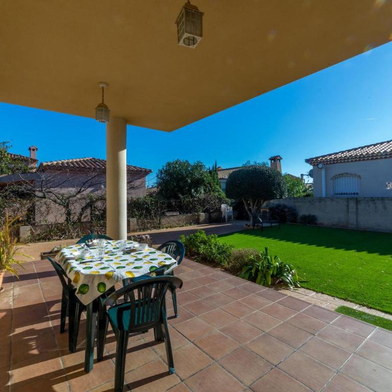 3 Bedroom Beach Front Home In Miami Platja - Three-Bedroom Vacation Home - 3