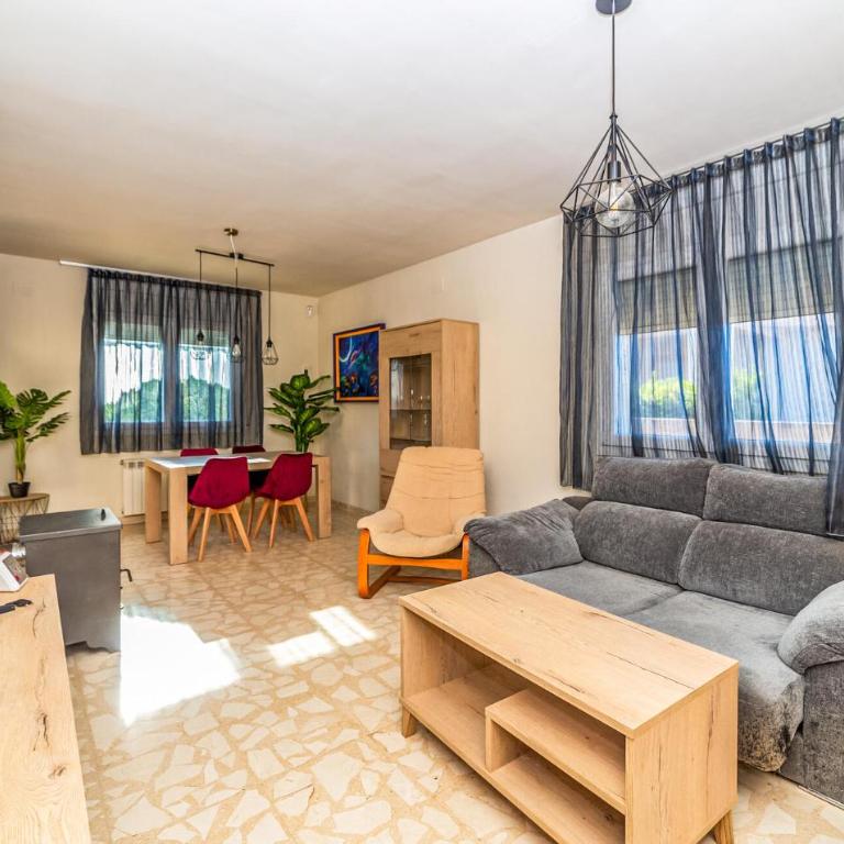 3 Bedroom Beach Front Home In Miami Platja - Three-Bedroom Vacation Home - 4