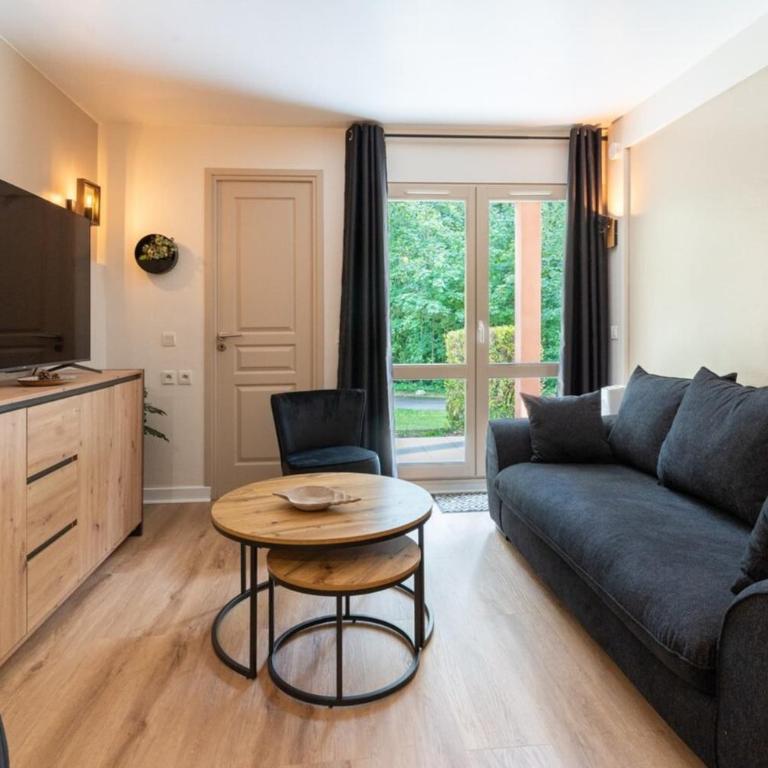 Très bel appartement rénové avec piscine tennis et parking privé 09 - Two-Bedroom Apartment - 2