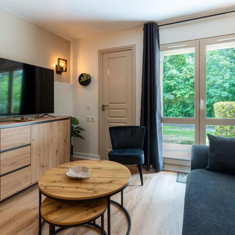 Très bel appartement rénové avec piscine tennis et parking privé 09 - Two-Bedroom Apartment - 3