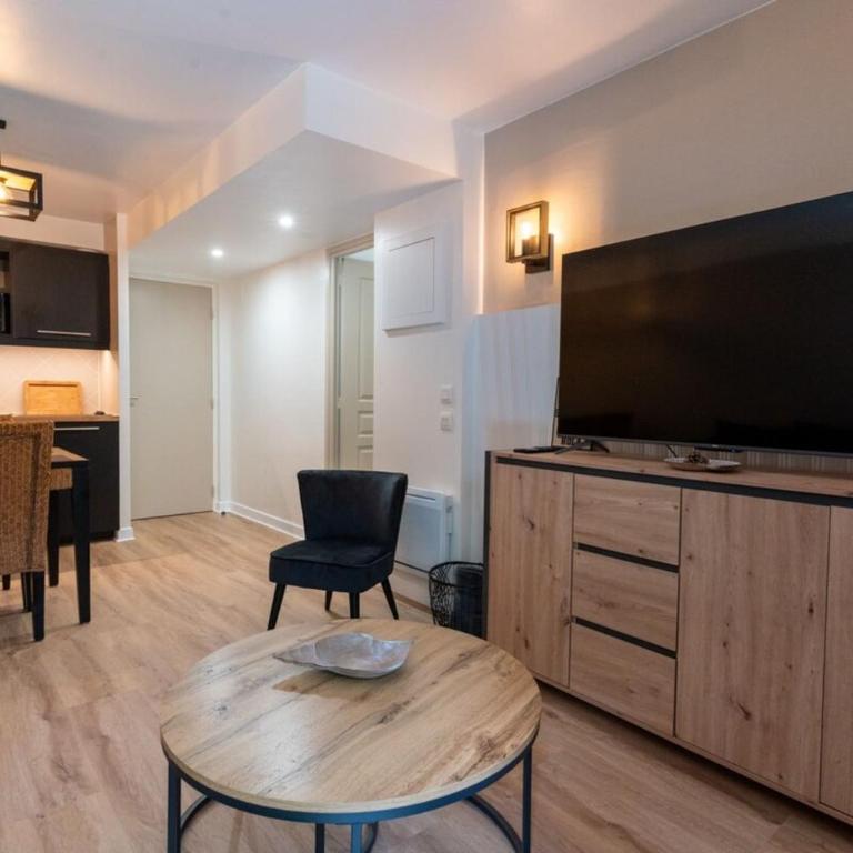 Très bel appartement rénové avec piscine tennis et parking privé 09 - Two-Bedroom Apartment - 4