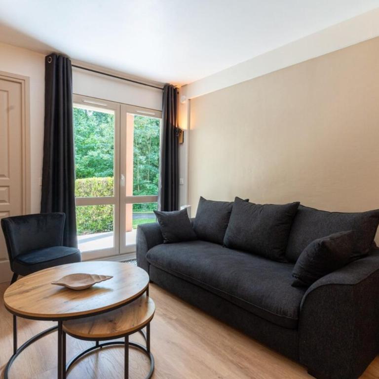 Très bel appartement rénové avec piscine tennis et parking privé 09 - Two-Bedroom Apartment - 5