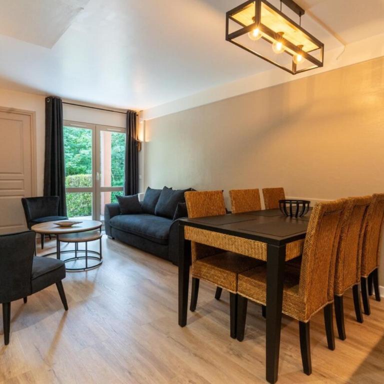 Très bel appartement rénové avec piscine tennis et parking privé 09 - Two-Bedroom Apartment - 7