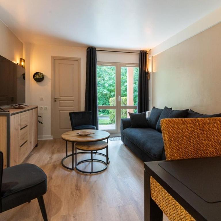 Très bel appartement rénové avec piscine tennis et parking privé 09 - Two-Bedroom Apartment - 10