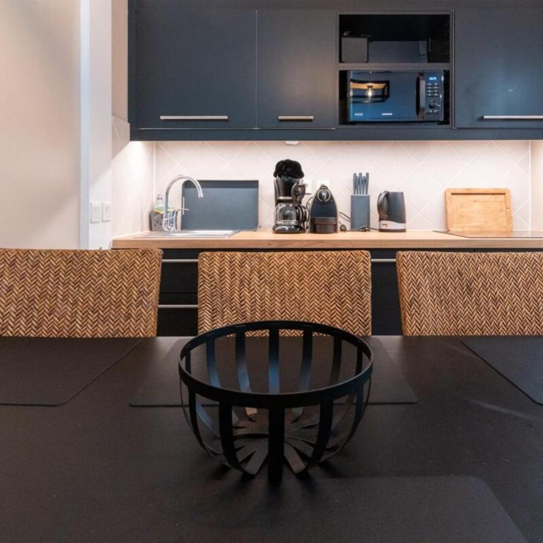 Très bel appartement rénové avec piscine tennis et parking privé 09 - Two-Bedroom Apartment - 11