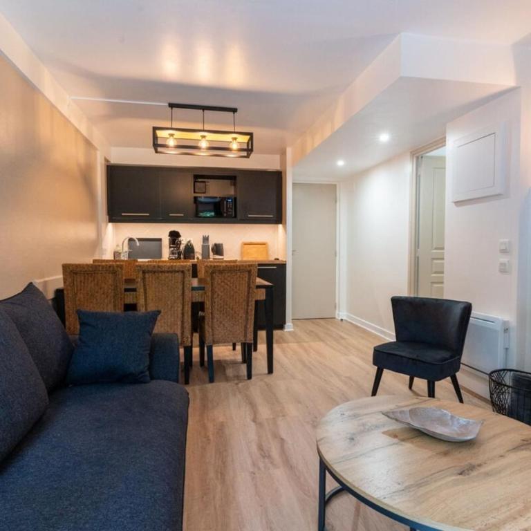 Très bel appartement rénové avec piscine tennis et parking privé 09 - Two-Bedroom Apartment - 12