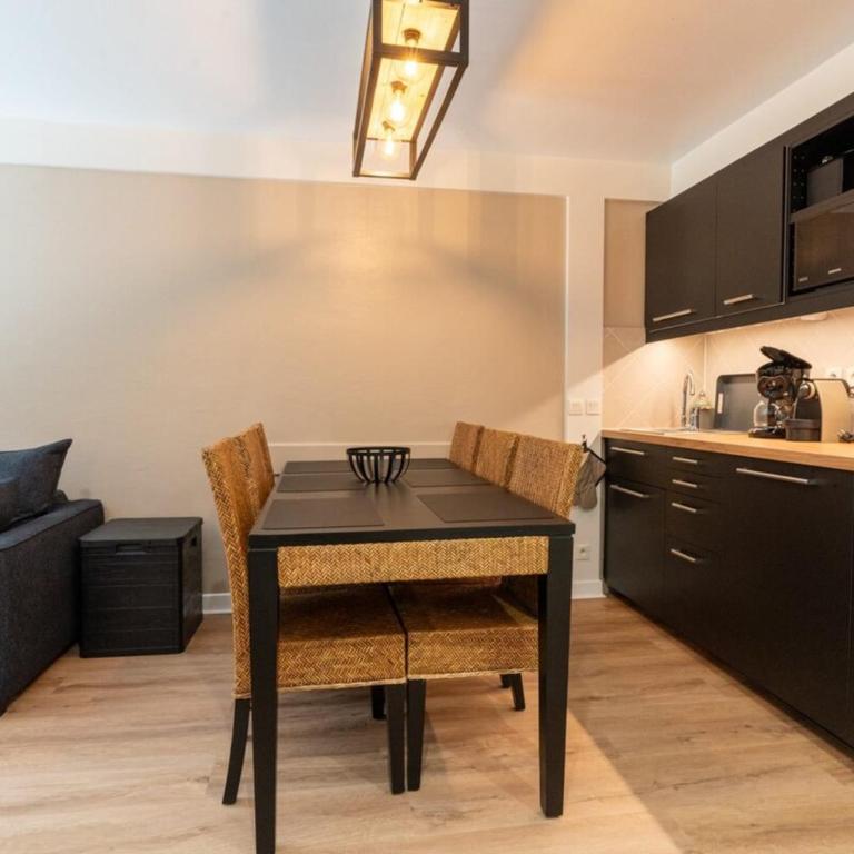 Très bel appartement rénové avec piscine tennis et parking privé 09 - Two-Bedroom Apartment - 13