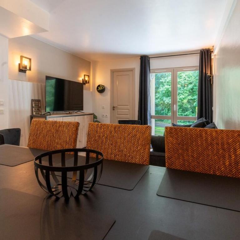 Très bel appartement rénové avec piscine tennis et parking privé 09 - Two-Bedroom Apartment - 15