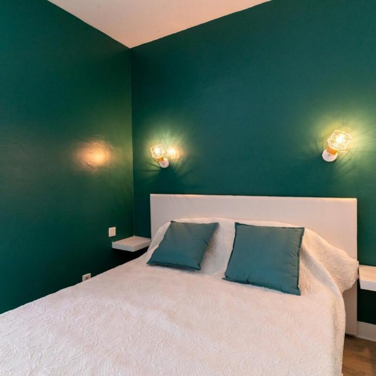 Très bel appartement rénové avec piscine tennis et parking privé 09 - Two-Bedroom Apartment - 19