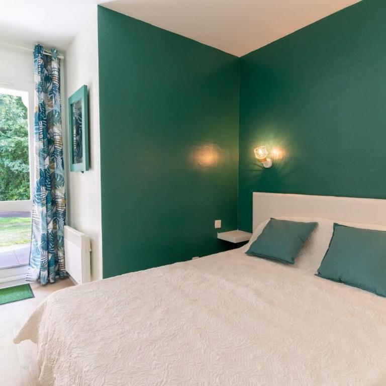 Très bel appartement rénové avec piscine tennis et parking privé 09 - Two-Bedroom Apartment - 21