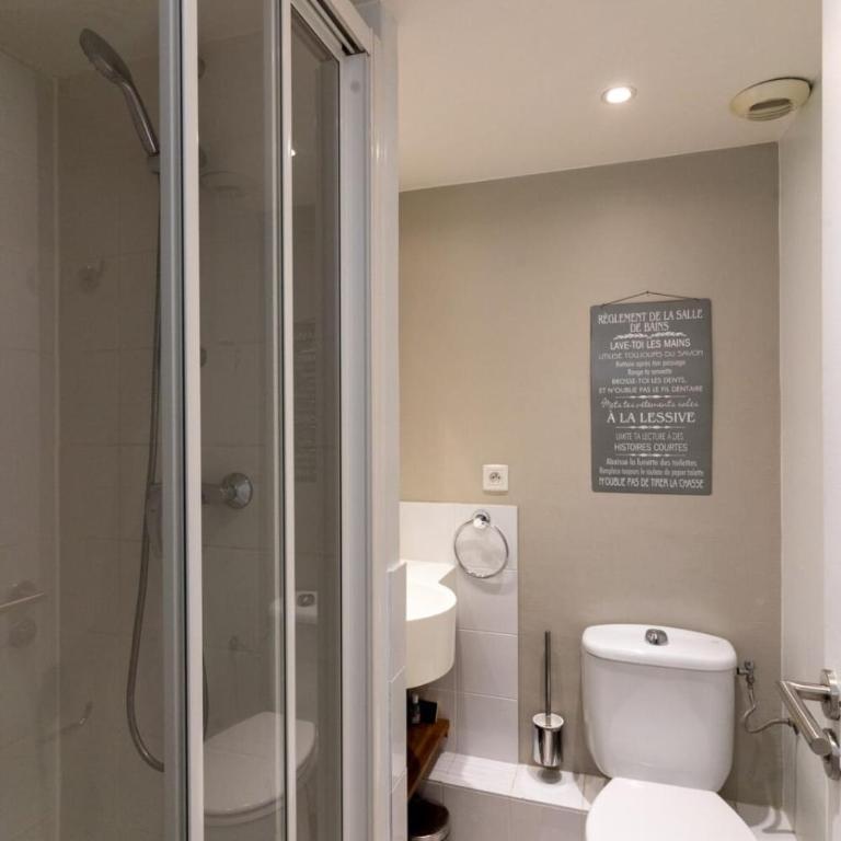 Très bel appartement rénové avec piscine tennis et parking privé 09 - Two-Bedroom Apartment - 23