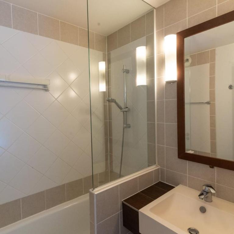 Très bel appartement rénové avec piscine tennis et parking privé 09 - Two-Bedroom Apartment - 24