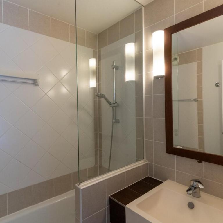 Très bel appartement rénové avec piscine tennis et parking privé 09 - Two-Bedroom Apartment - 25