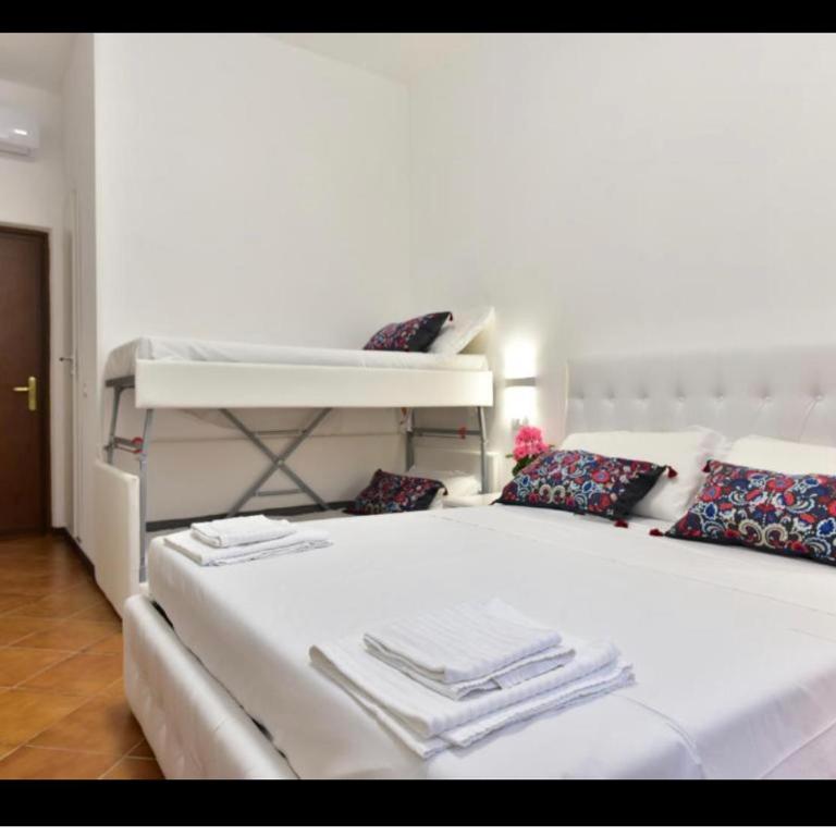 TERMINI STAR - Camera Quadrupla con Bagno Privato - 7