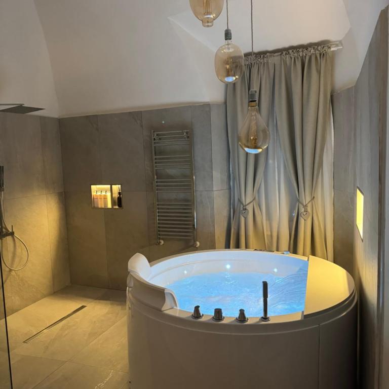 Enjoyhousebracciano suite2 - Suite Deluxe con Vasca Idromassaggio - 3